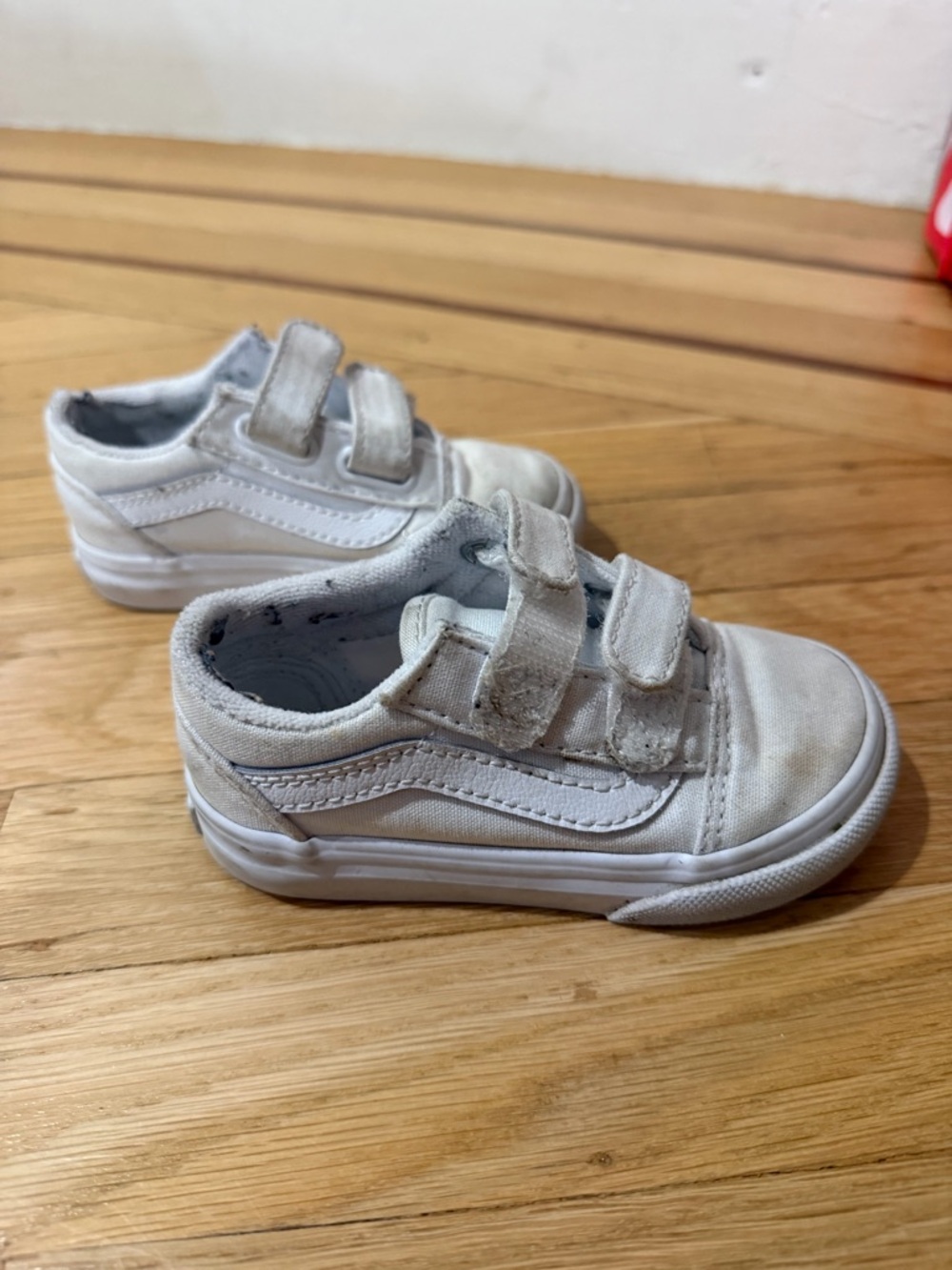 Vans Unisex Old Skool V Low Top Sneakers - size 6C